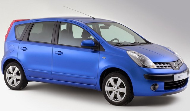 картинка голубого Ниссан Ноте Регулировка клапанов нужна и Ниссан Ноте 1,6